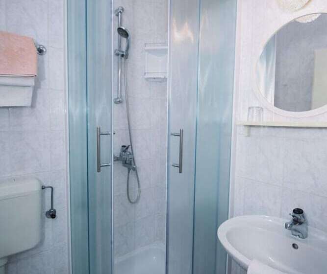 پانسیون Apartments & Rooms Peranic