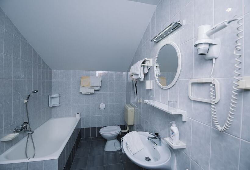 پانسیون Apartments & Rooms Peranic