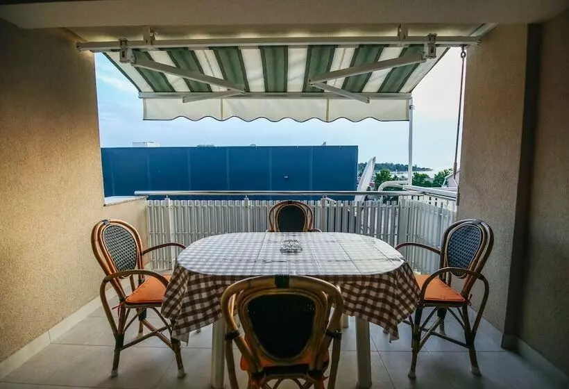 پانسیون Apartments & Rooms Peranic