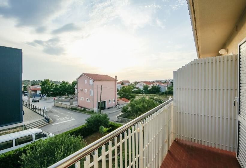 پانسیون Apartments & Rooms Peranic