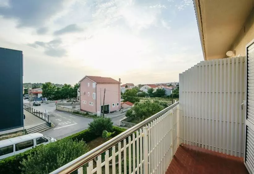 پانسیون Apartments & Rooms Peranic