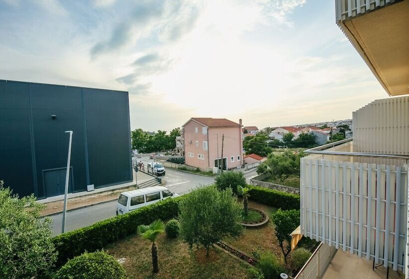 پانسیون Apartments & Rooms Peranic