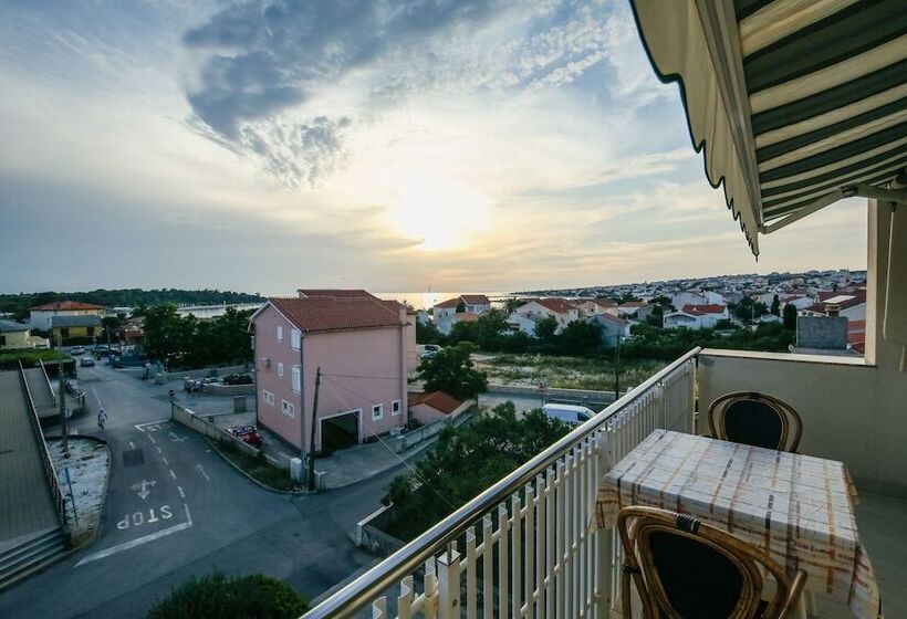 پانسیون Apartments & Rooms Peranic