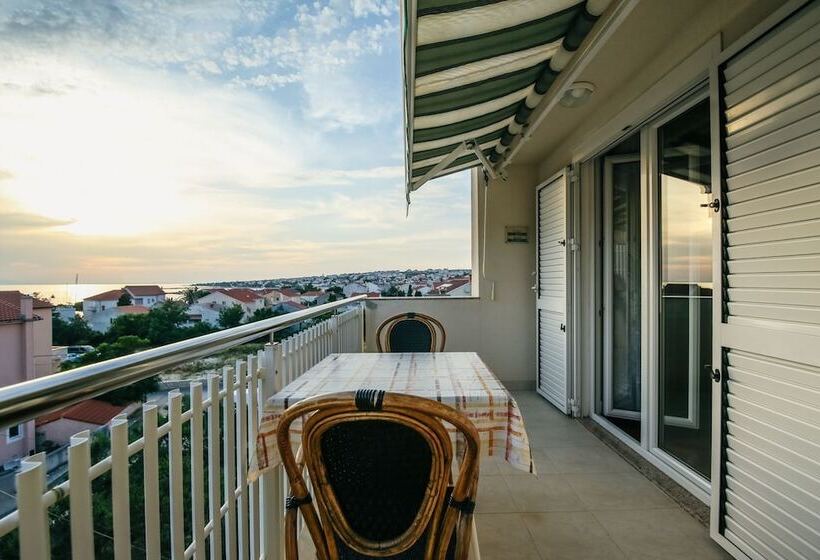 پانسیون Apartments & Rooms Peranic