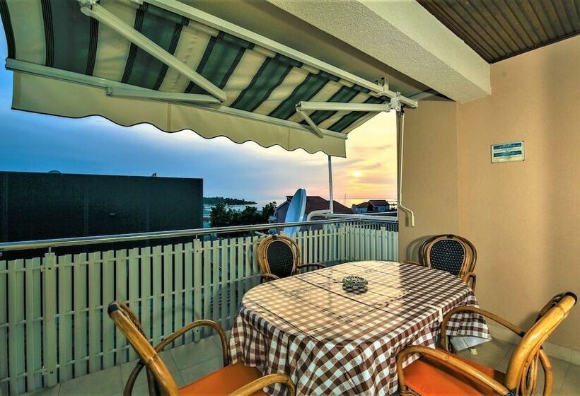 پانسیون Apartments & Rooms Peranic