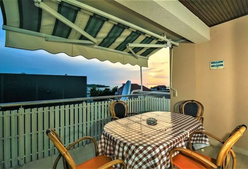 پانسیون Apartments & Rooms Peranic