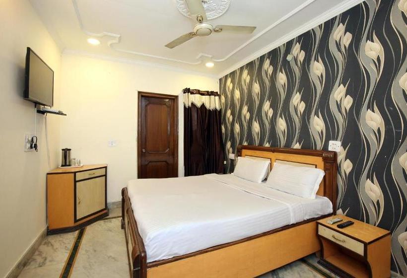 Hotelli Capital O 10990 Gobind Regency