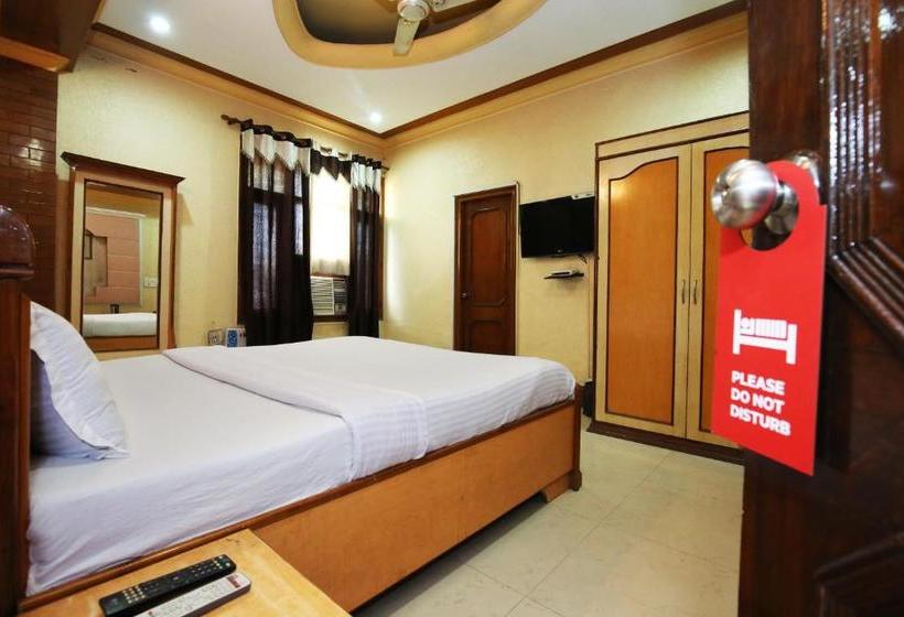 Hotelli Capital O 10990 Gobind Regency