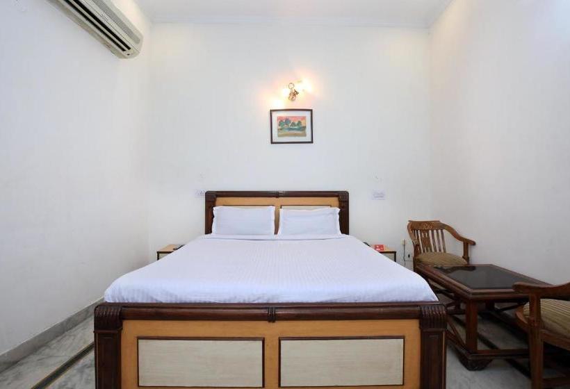 Hotelli Capital O 10990 Gobind Regency