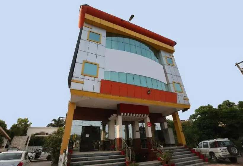 ホテル Capital O 10990  Gobind Regency