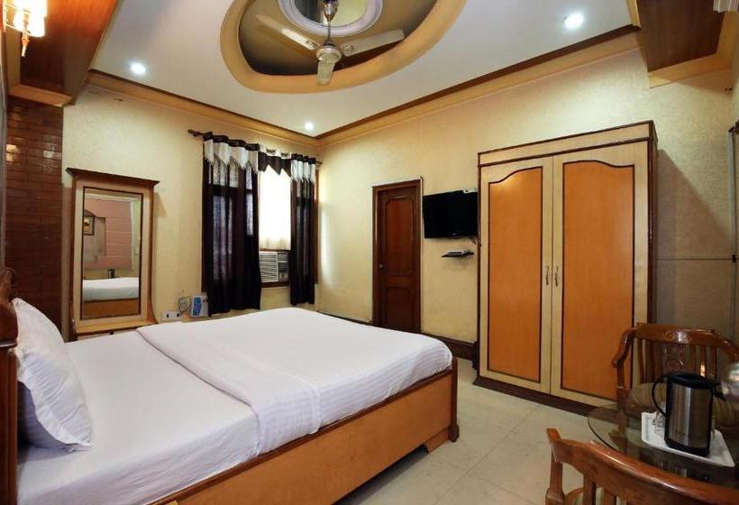 Hotelli Capital O 10990 Gobind Regency