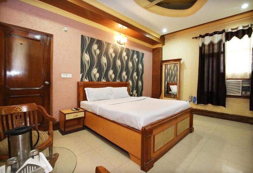 Hotelli Capital O 10990 Gobind Regency