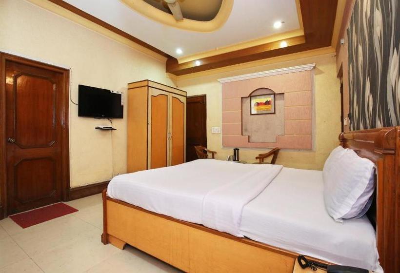 Hotelli Capital O 10990 Gobind Regency