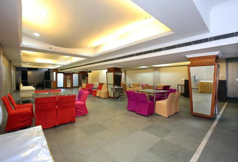 Hotelli Capital O 10990 Gobind Regency