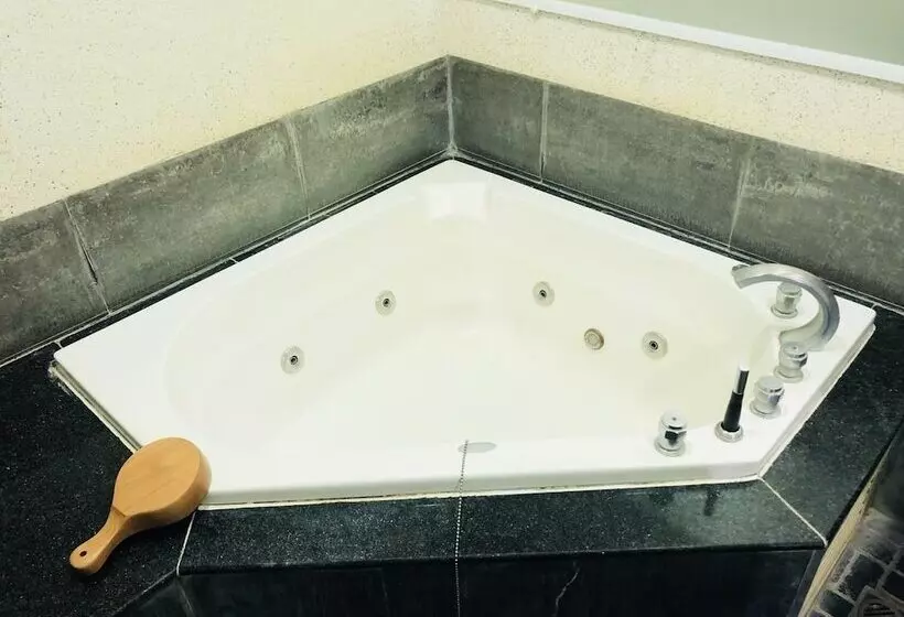 هتل Youngs Hotspring