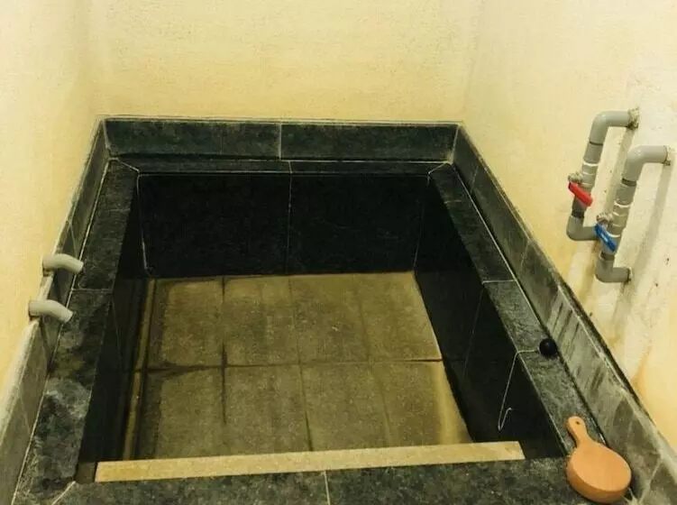 هتل Youngs Hotspring