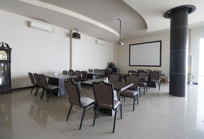 Отель Reddoorz Plus @ Tanjung Uncang Batam