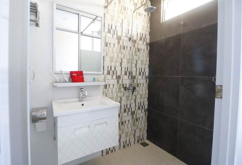 Отель Reddoorz Plus @ Tanjung Uncang Batam