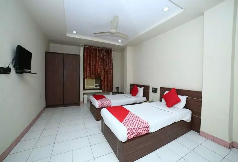 ホテル Surbhi By Oyo Rooms