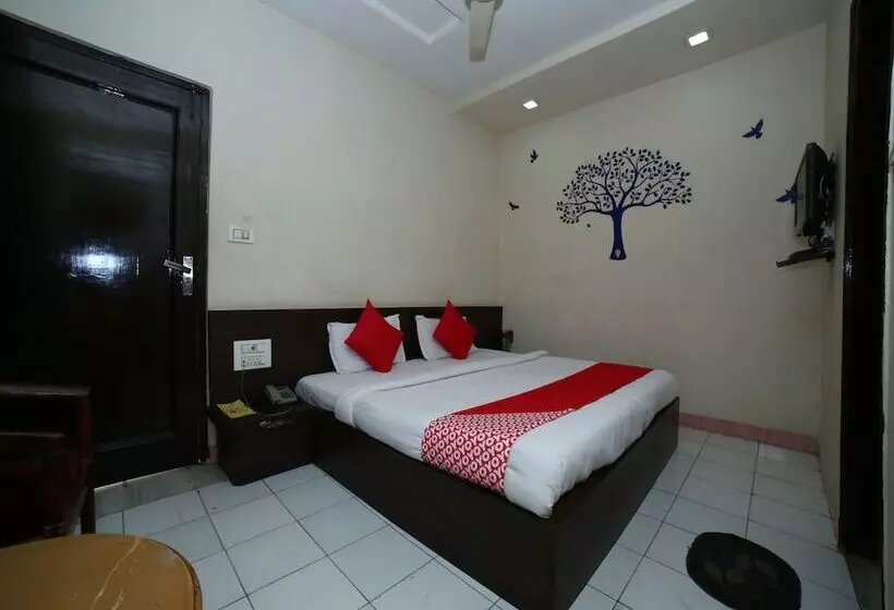 ホテル Surbhi By Oyo Rooms