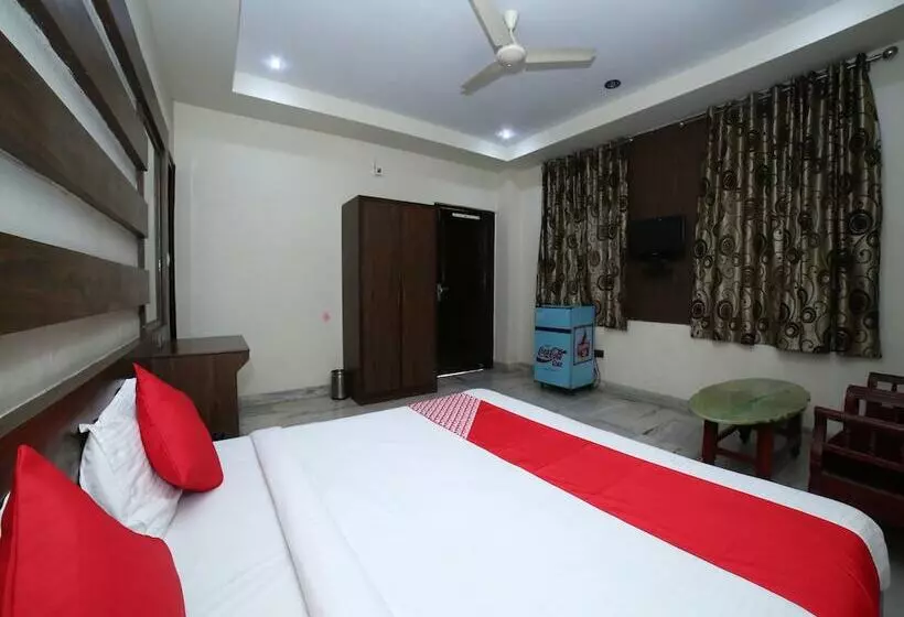 ホテル Surbhi By Oyo Rooms