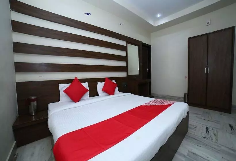 ホテル Surbhi By Oyo Rooms