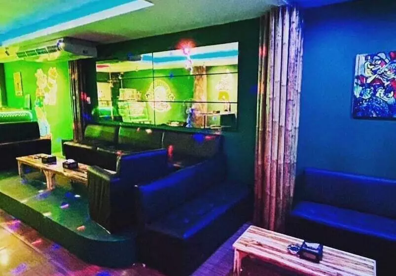 Popeyes Hostel Patong