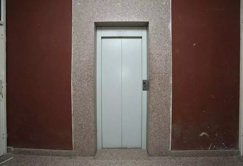 ホテル Chirag House By Oyo Rooms