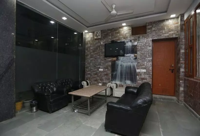 ホテル Chirag House By Oyo Rooms