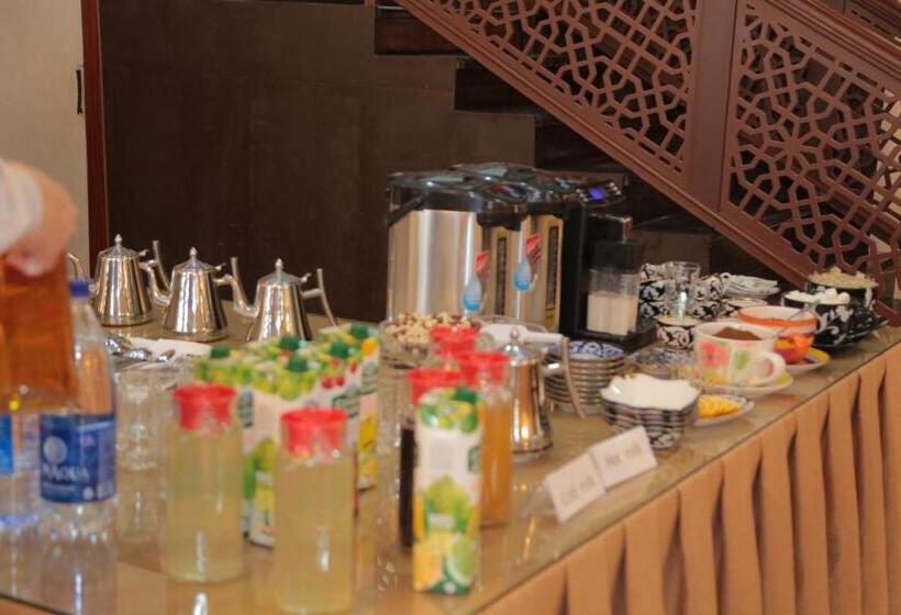 בית מלון כפרי Turon Plaza