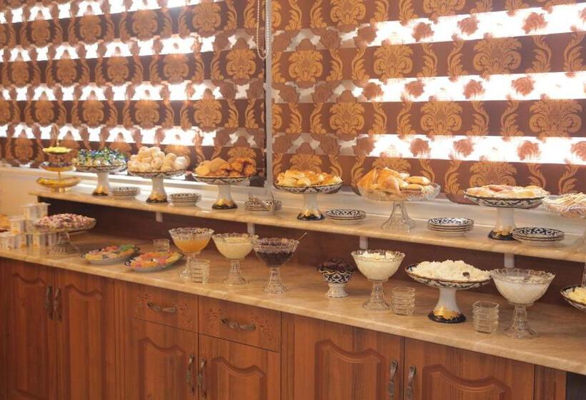 בית מלון כפרי Turon Plaza