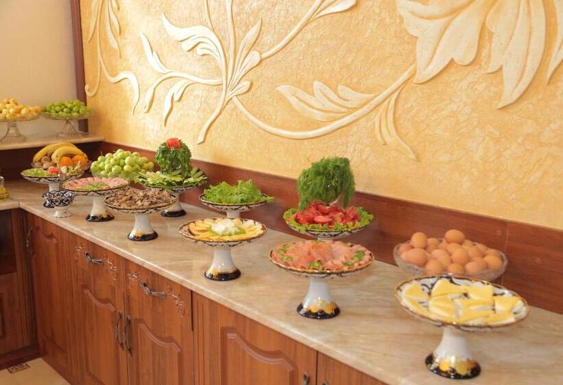 בית מלון כפרי Turon Plaza