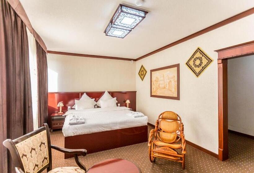 בית מלון כפרי Turon Plaza