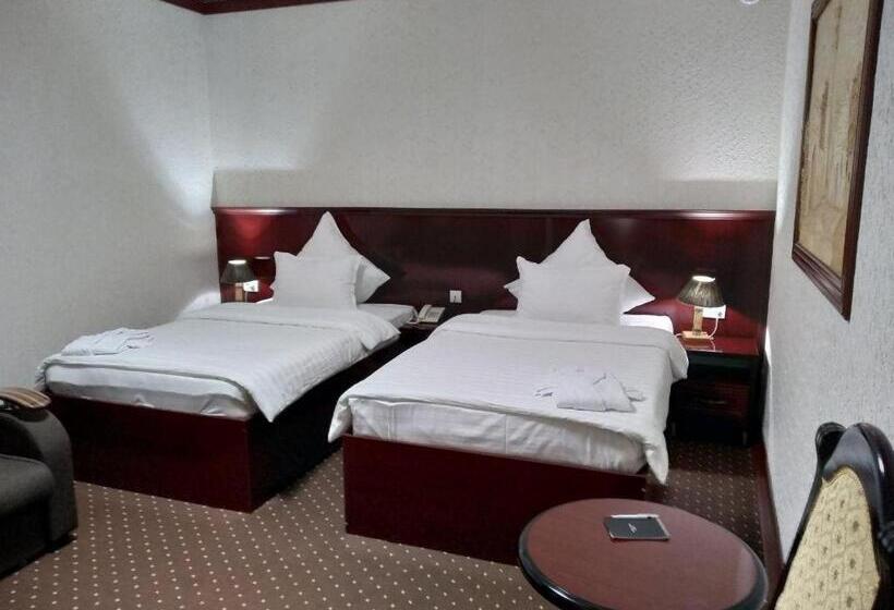 בית מלון כפרי Turon Plaza