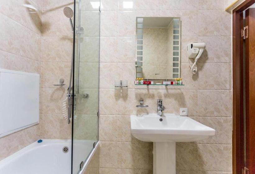 בית מלון כפרי Turon Plaza