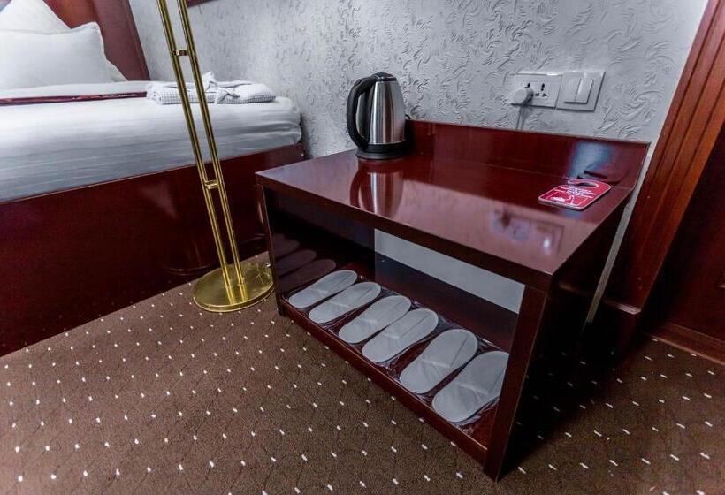 בית מלון כפרי Turon Plaza