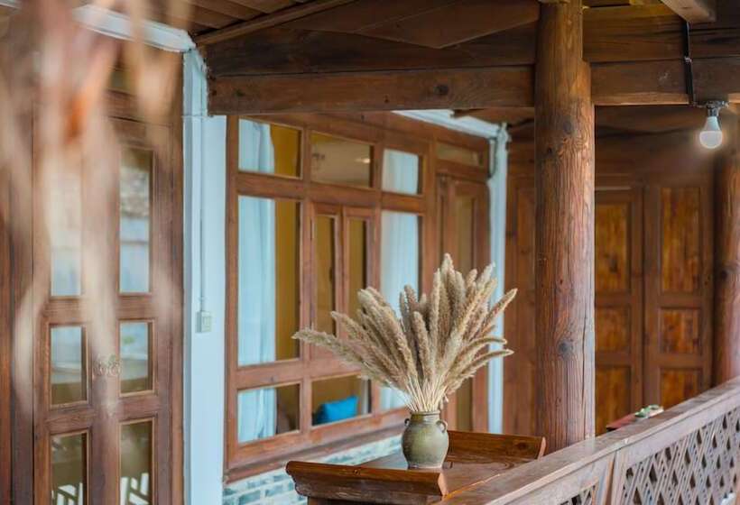 פנסיון Floral Joy Cat