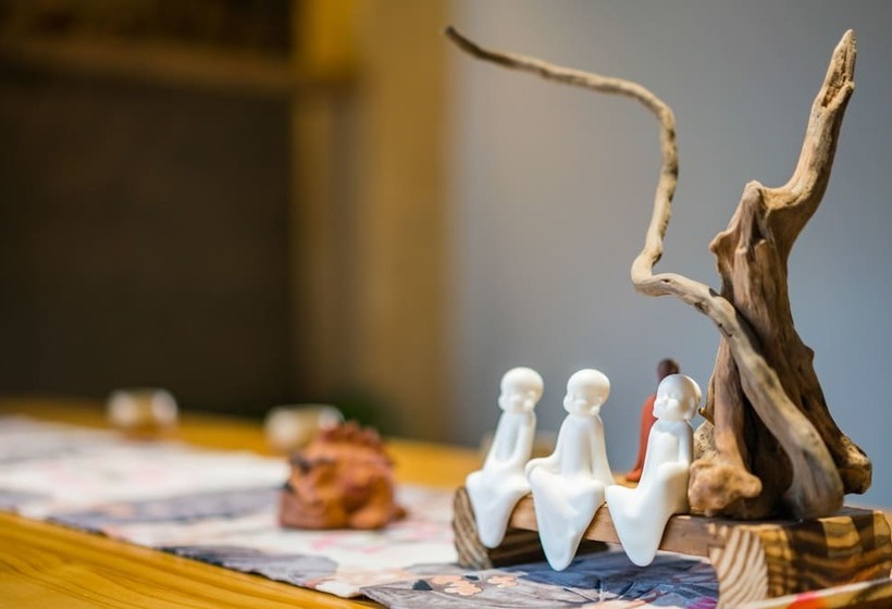 פנסיון Floral Joy Cat