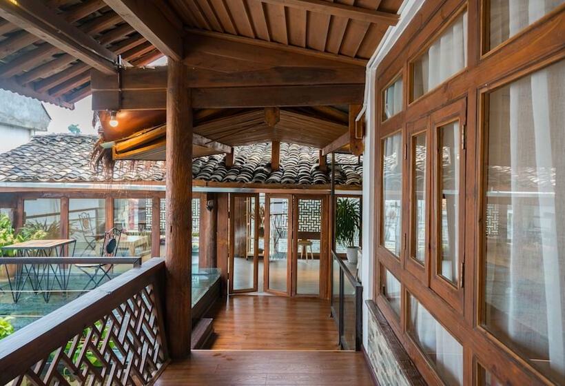 פנסיון Floral Joy Cat