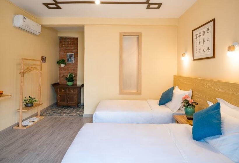 פנסיון Floral Joy Cat