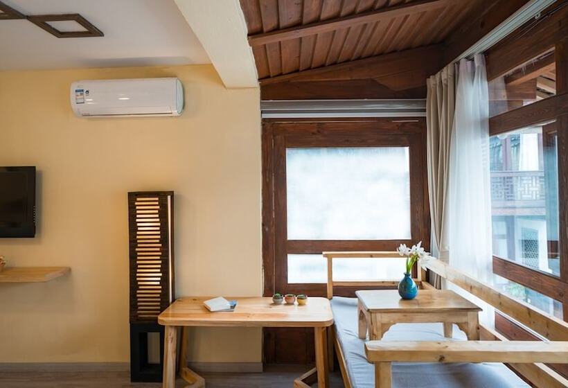 פנסיון Floral Joy Cat