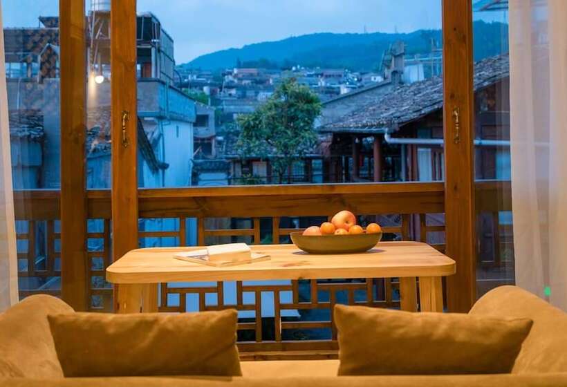 פנסיון Floral Joy Cat