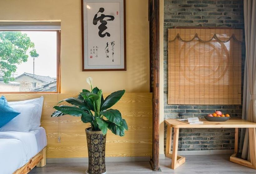 פנסיון Floral Joy Cat