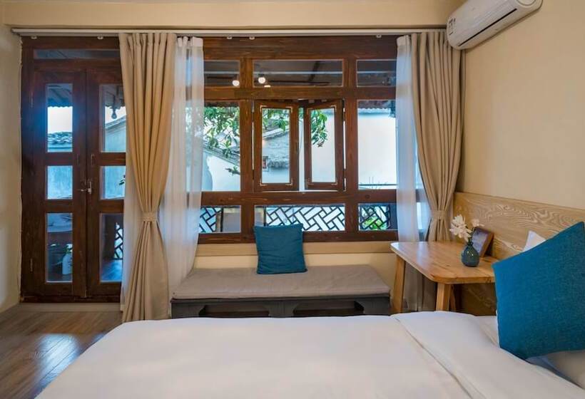 פנסיון Floral Joy Cat