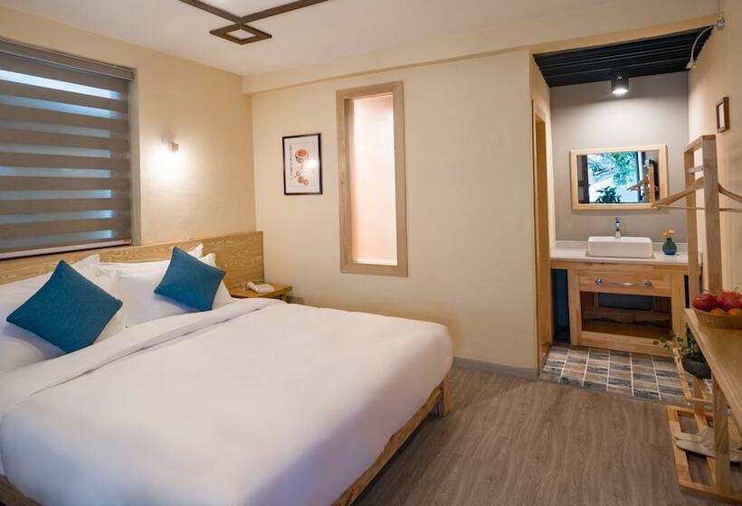 פנסיון Floral Joy Cat