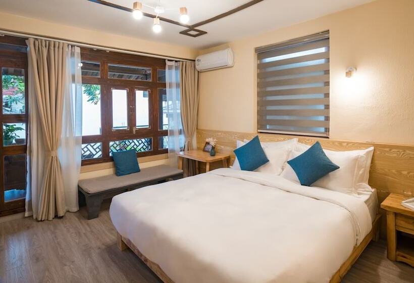 פנסיון Floral Joy Cat