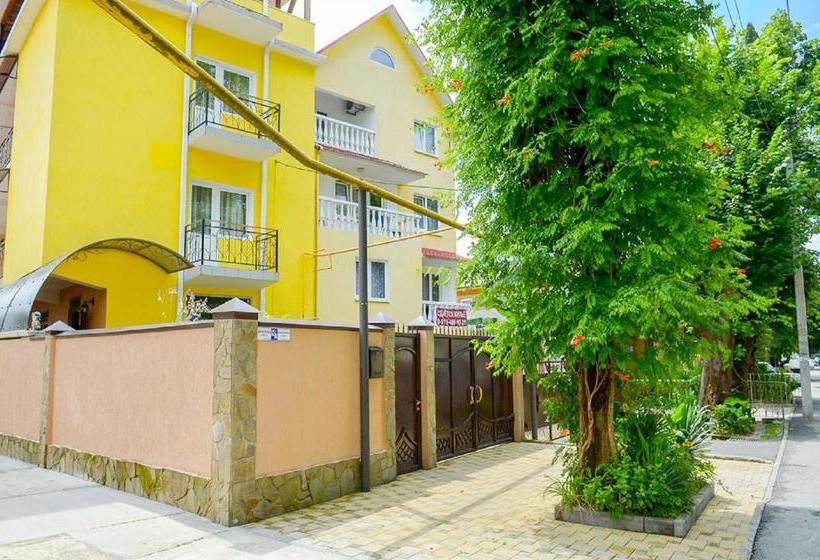 Pension (Hôtel basse catégorie) Like Home