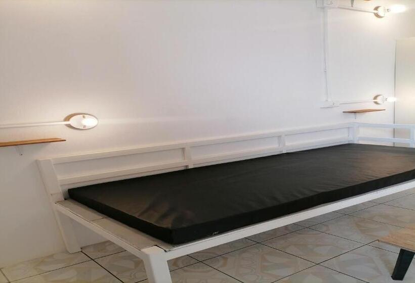 هاستل 8 Sleeper Street Guesthouse