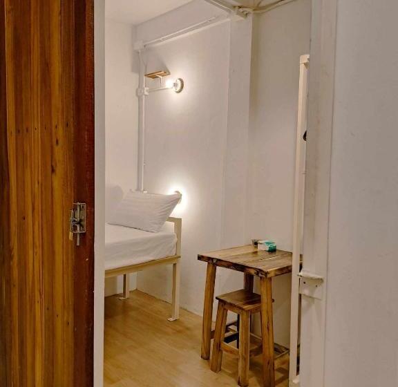 هاستل 8 Sleeper Street Guesthouse