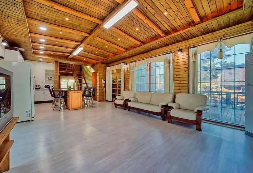 Gyeongju Hyu Plus Pension